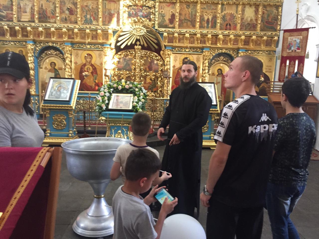 Подопечные приходских волонтёров посетили престольный праздник в Троицком храме г.Батайска и побывали с экскурсией в Донском Старочеркасском монастыре