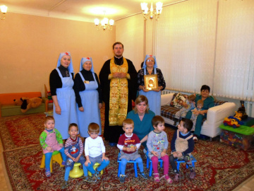 Иерей Дионисий Реуцкий и сёстры милосердия причастили малышей из дома ребёнка №3 Святых Христовых Тайн